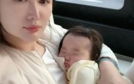 张纪中太宠4胎女儿，把6个月龙珠举高亲脸颊，带娃应酬抱着不撒手