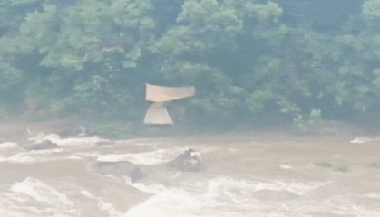 浙江一对小情侣在河边露营，一觉醒来傻眼了