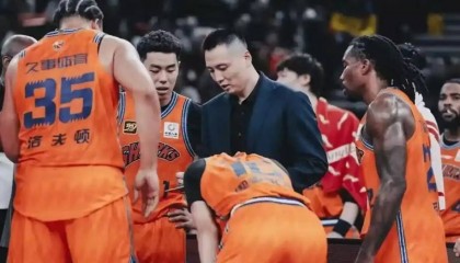 上海挑广东打，新疆公布票价！多队邀米切尔执教，洛夫顿解禁复出