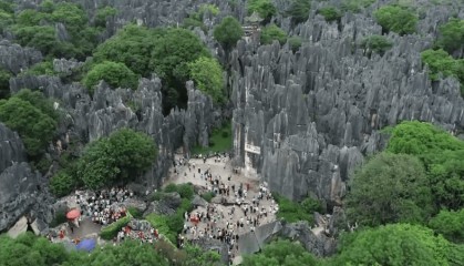 “银发族”成云南石林节后错峰游主力