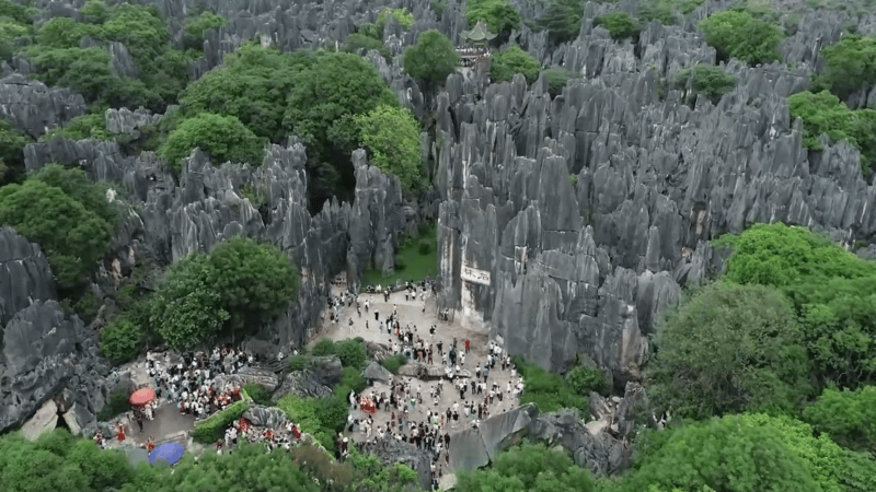 “银发族”成云南石林节后错峰游主力