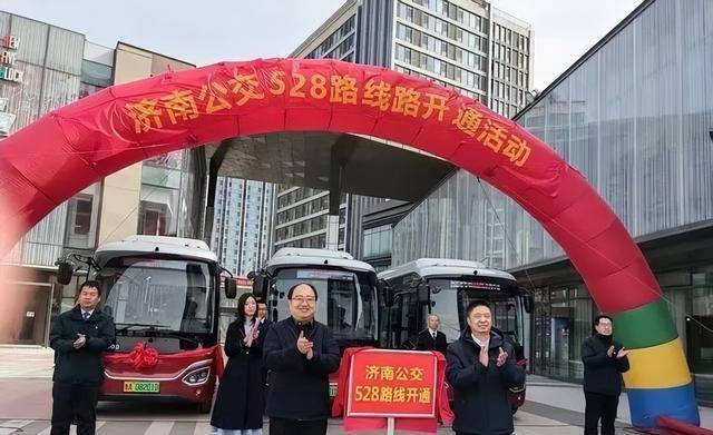 济南528路小巷公交开通 药山片区居民坐地铁方便了