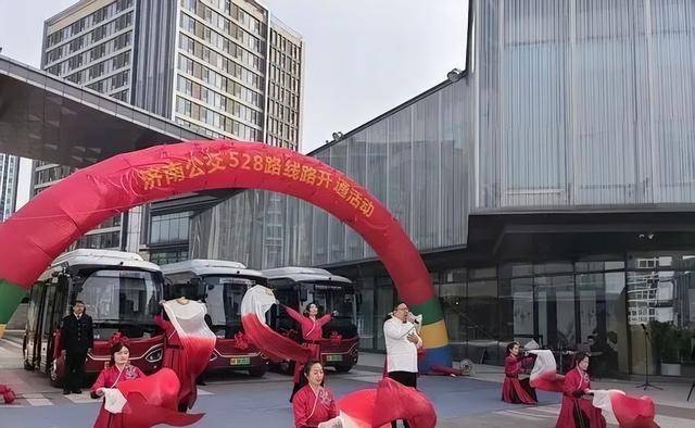 济南528路小巷公交开通 药山片区居民坐地铁方便了