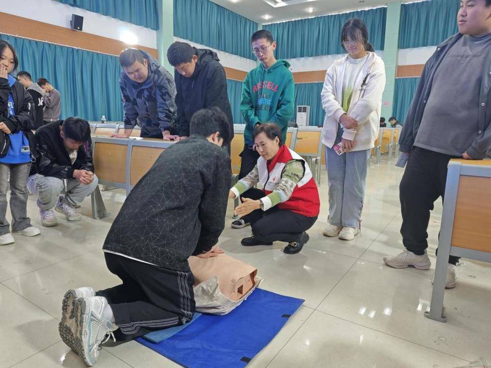 济南市技师学院联合济南市红十字会救灾中心开展紧急救护技能培训