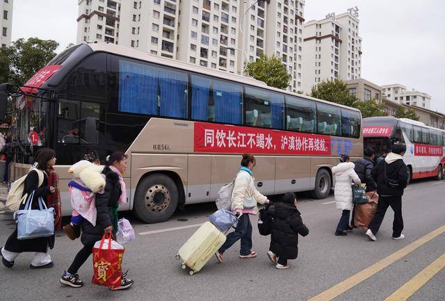 云南昭通：免费直通车 温暖务工人#