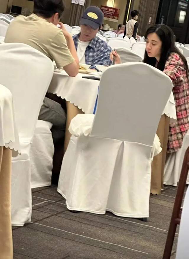 俞灏明与王晓晨现身广东，穿着情侣装，有网友称男方配不上女方
