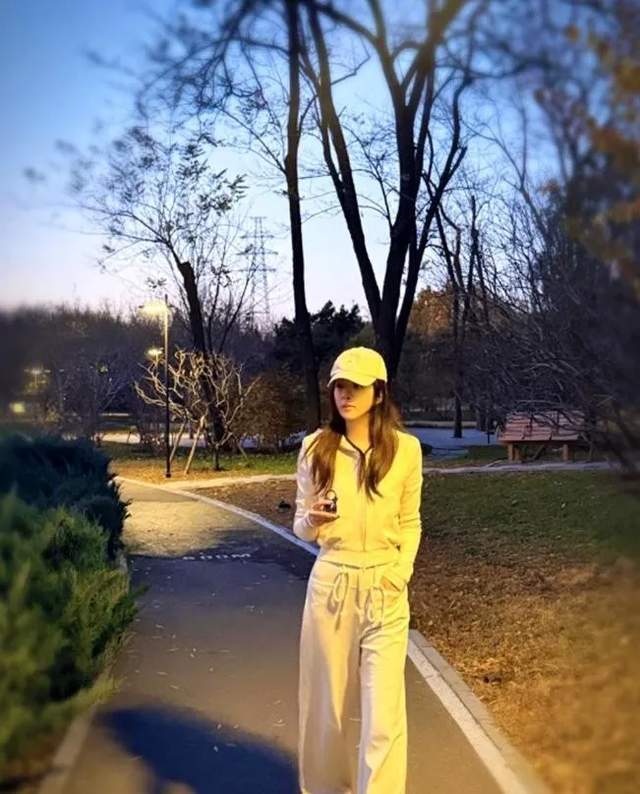 俞灏明与王晓晨现身广东，穿着情侣装，有网友称男方配不上女方