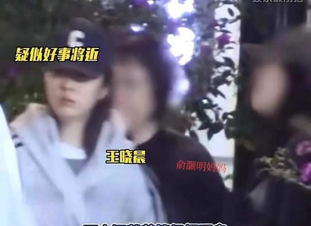 俞灏明与王晓晨现身广东，穿着情侣装，有网友称男方配不上女方