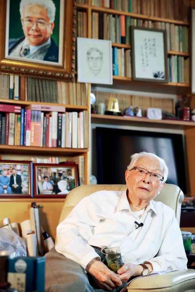 他没当上记者，却成了新闻界泰斗