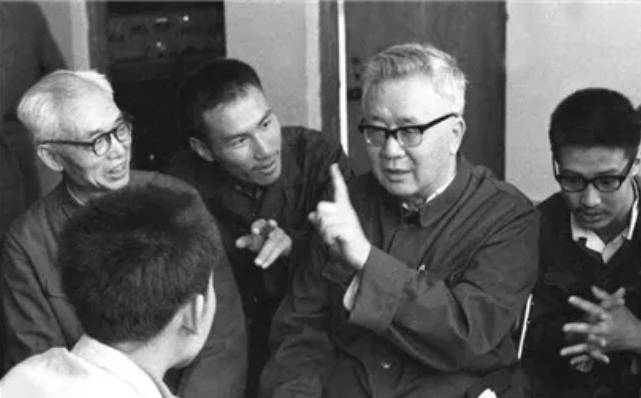 华罗庚就是了不起：仅凭一条新闻，就轻松破解了苏联的军事机密
