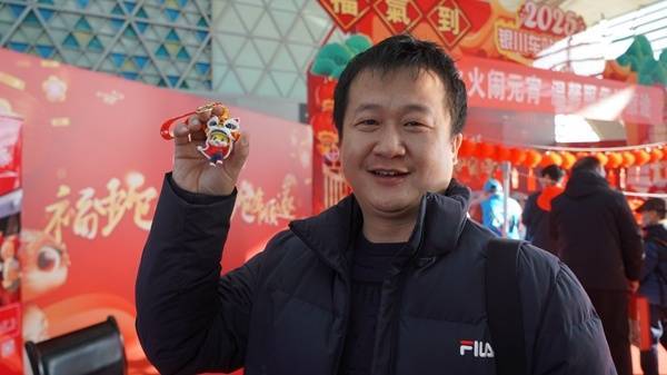 新闻特写：候车室里闹元宵 真情温暖返程路