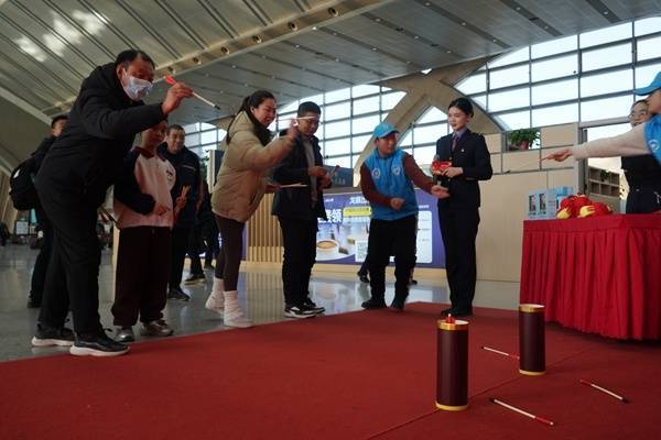 新闻特写：候车室里闹元宵 真情温暖返程路