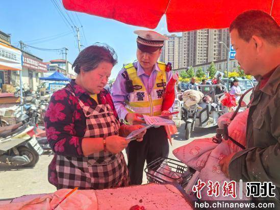 河北衡水警方开展交通安全宣传活动