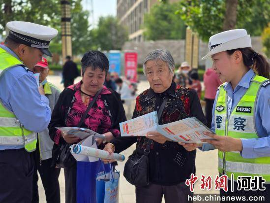 河北衡水交警开展全国防灾减灾日宣传活动