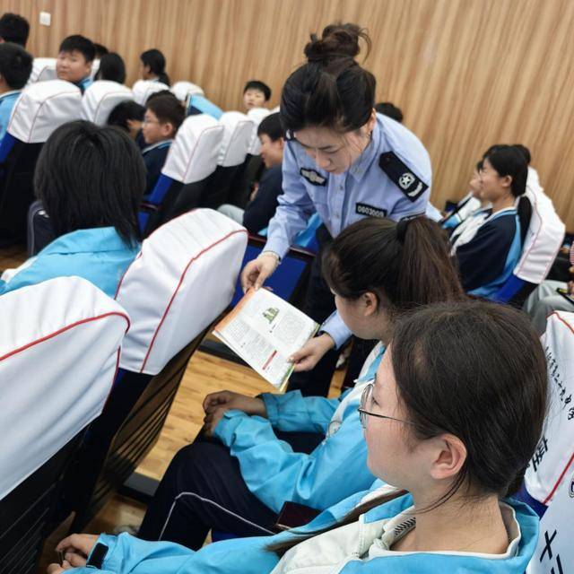 预防欺凌 向阳而生——阜阳市第二十九中学举办法治报告会