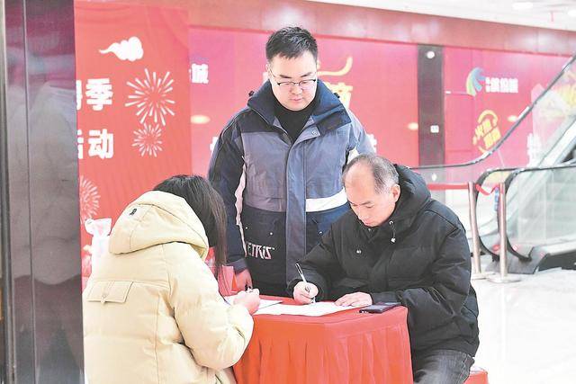 安徽阜阳：“职通车”畅通就业路