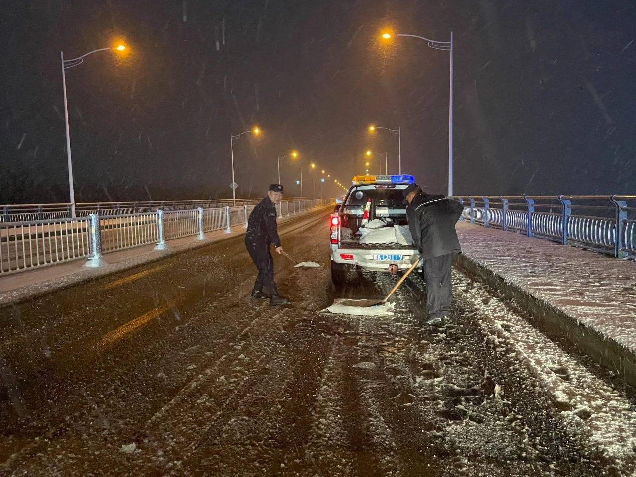 阜阳突降大雪！他们正在行动！