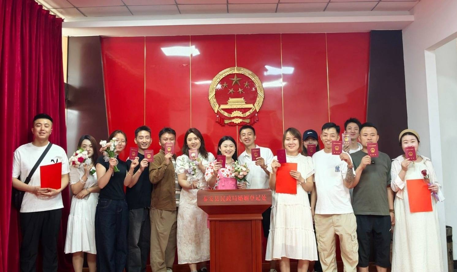 甘肃秦安举办集体婚礼 倡树婚俗新风