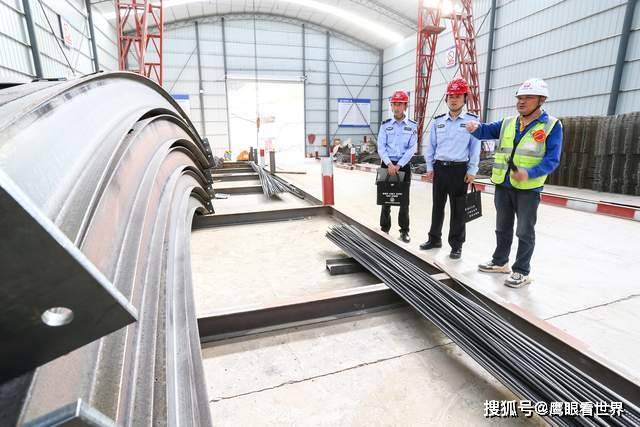 甘肃平凉：民警走访在建工地 护航重大建设项目