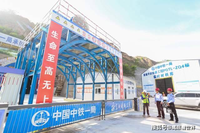 甘肃平凉：民警走访在建工地 护航重大建设项目
