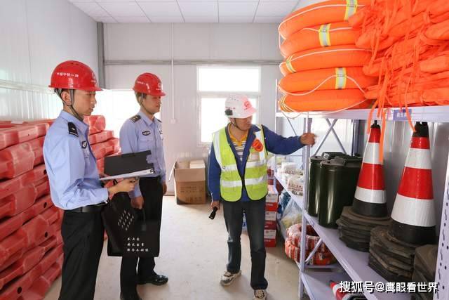 甘肃平凉：民警走访在建工地 护航重大建设项目