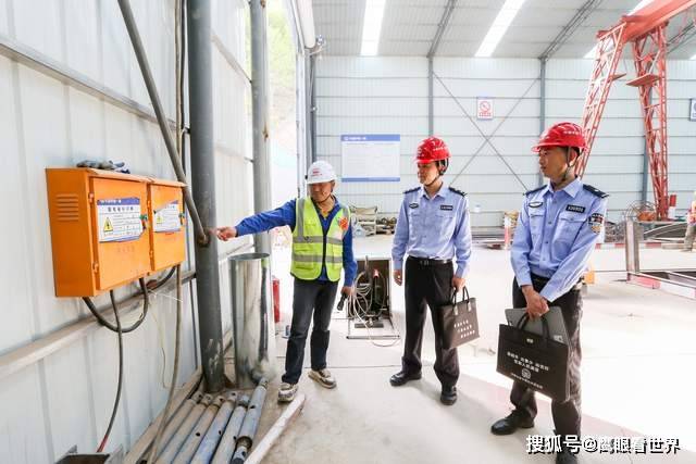 甘肃平凉：民警走访在建工地 护航重大建设项目