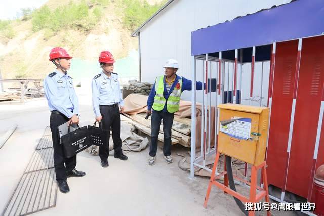 甘肃平凉：民警走访在建工地 护航重大建设项目