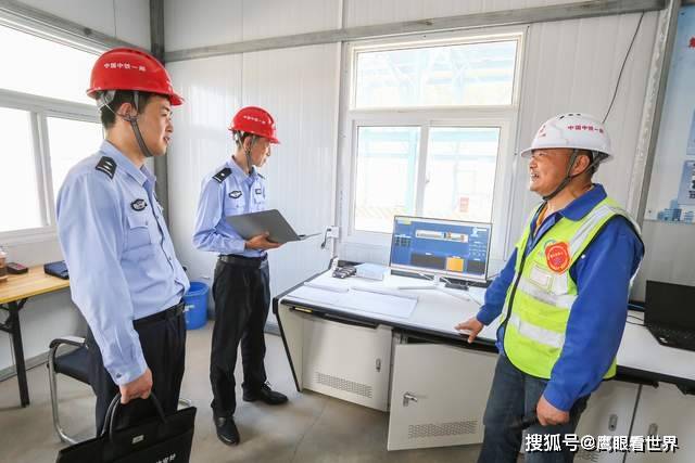 甘肃平凉：民警走访在建工地 护航重大建设项目