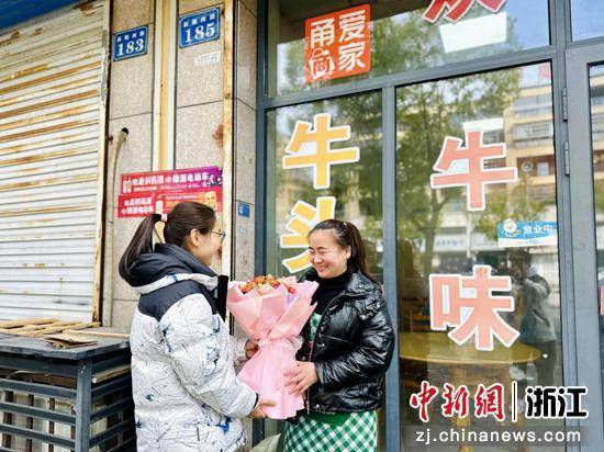 浙江余姚百家“甬爱商家”挂牌 筑起新就业群体“幸福圈”