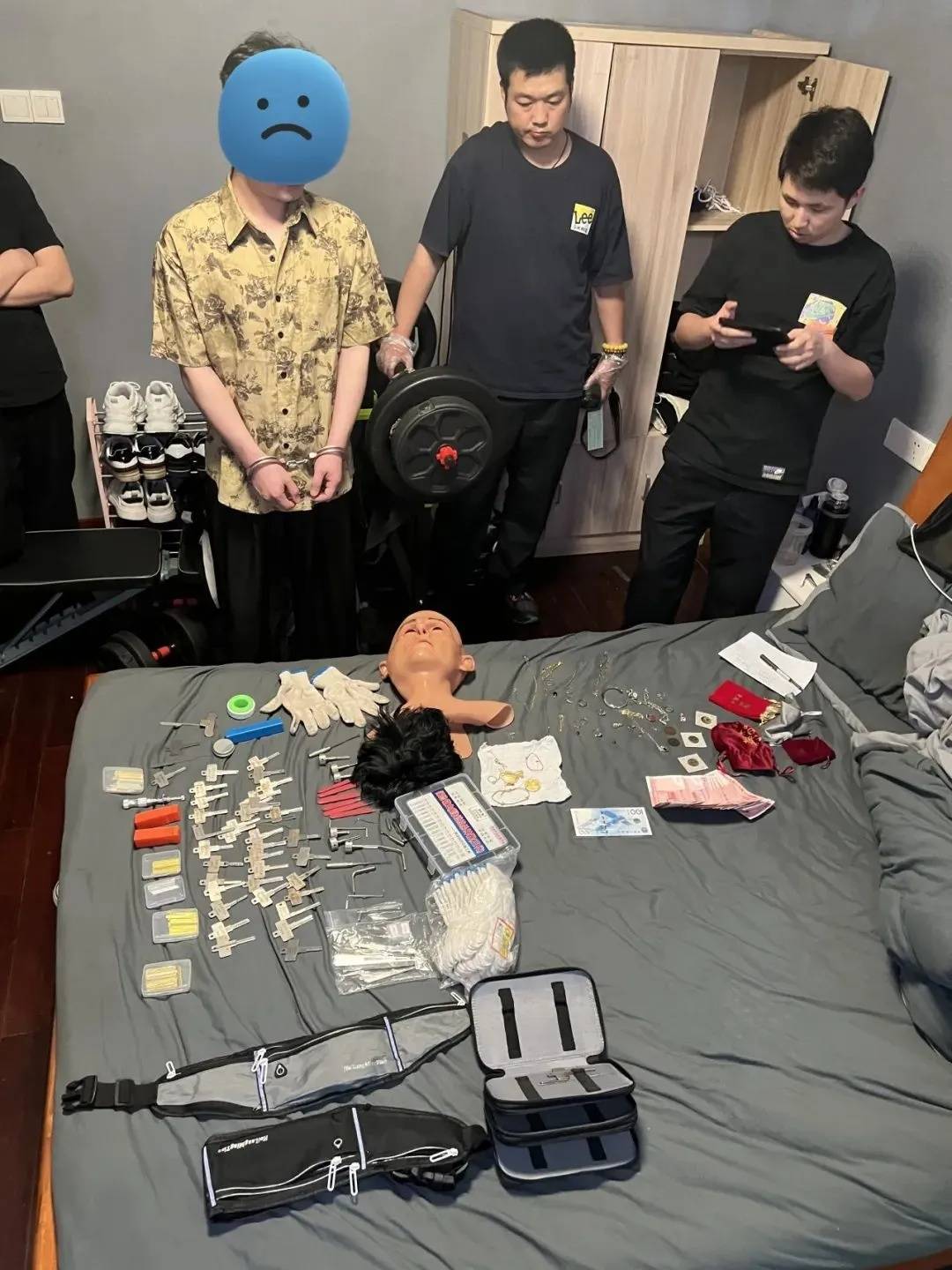 警方提醒：江苏再现“人脸面具”！多个小区居民家里遭殃