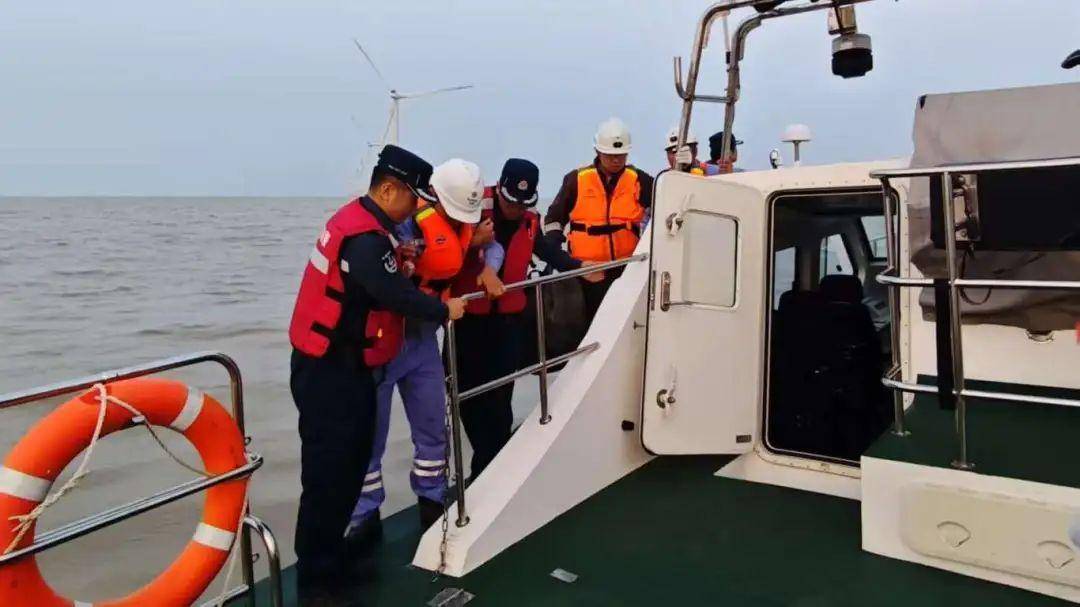 江苏广西海警救助8名遇险群众