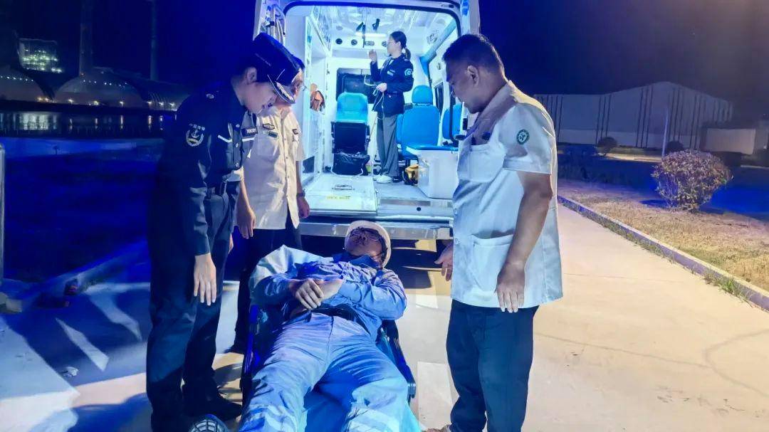 江苏广西海警救助8名遇险群众