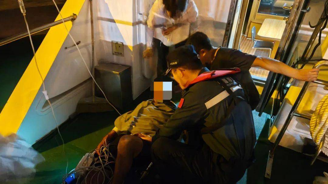 江苏广西海警救助8名遇险群众