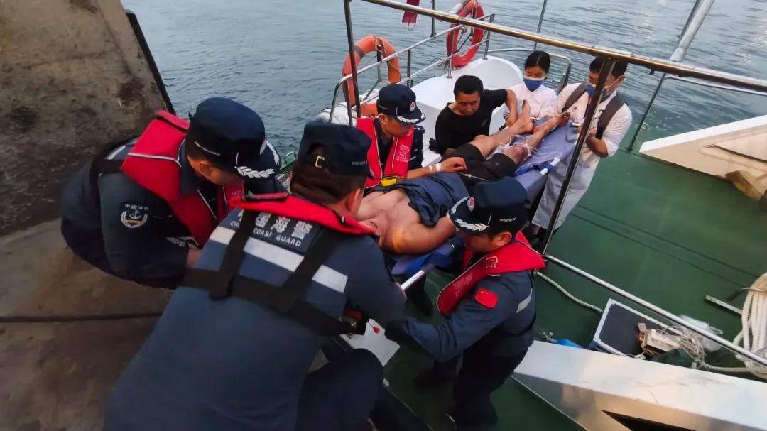 江苏广西海警救助8名遇险群众