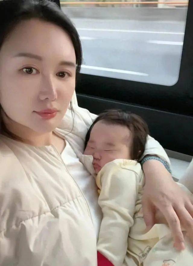 张纪中太宠4胎女儿，把6个月龙珠举高亲脸颊，带娃应酬抱着不撒手
