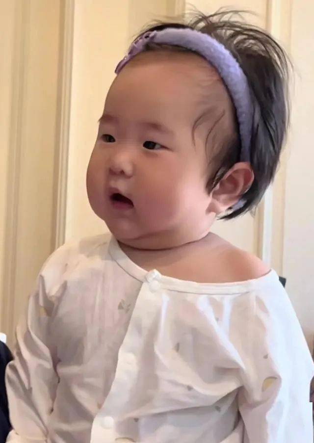 张纪中太宠4胎女儿，把6个月龙珠举高亲脸颊，带娃应酬抱着不撒手
