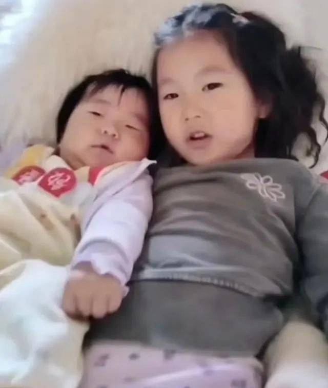 张纪中太宠4胎女儿，把6个月龙珠举高亲脸颊，带娃应酬抱着不撒手