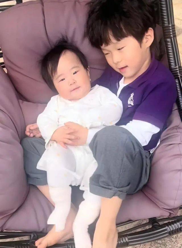 张纪中太宠4胎女儿，把6个月龙珠举高亲脸颊，带娃应酬抱着不撒手