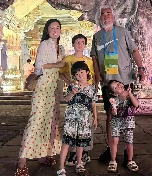 张纪中太宠4胎女儿，把6个月龙珠举高亲脸颊，带娃应酬抱着不撒手