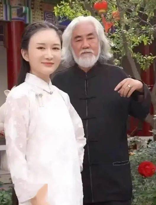 张纪中太宠4胎女儿，把6个月龙珠举高亲脸颊，带娃应酬抱着不撒手
