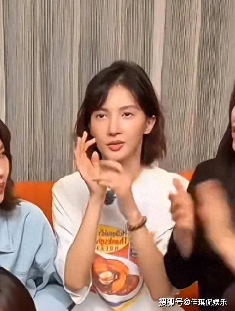 收手吧！金晨直播大变脸，嘴歪之后鼻子也歪了，又要返厂维修了