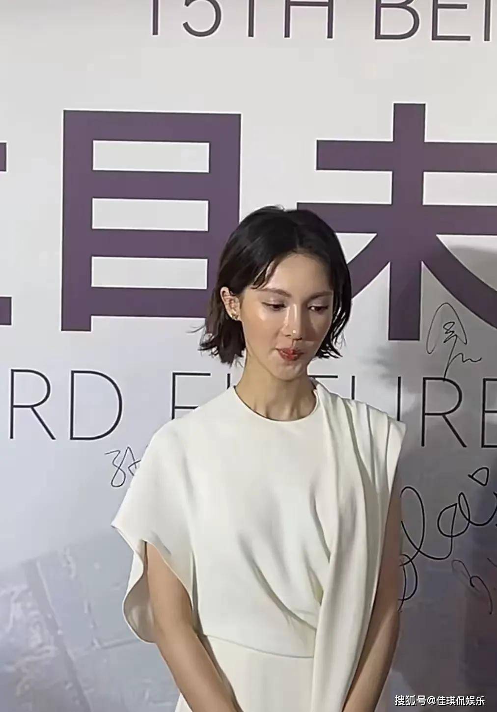 收手吧！金晨直播大变脸，嘴歪之后鼻子也歪了，又要返厂维修了