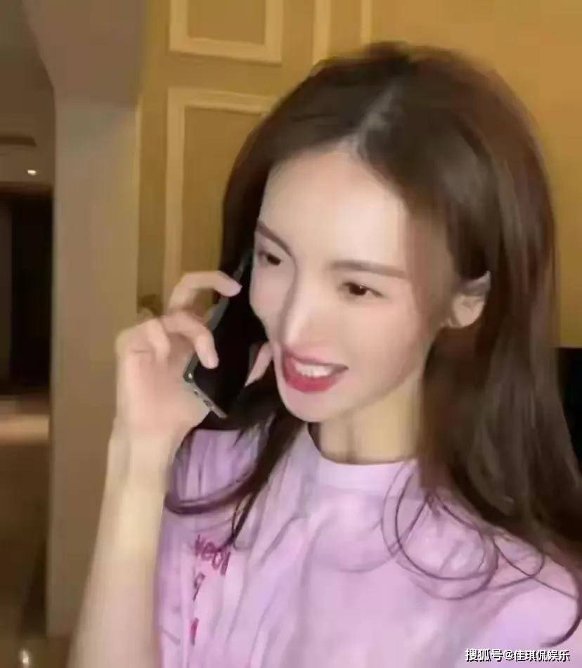 收手吧！金晨直播大变脸，嘴歪之后鼻子也歪了，又要返厂维修了